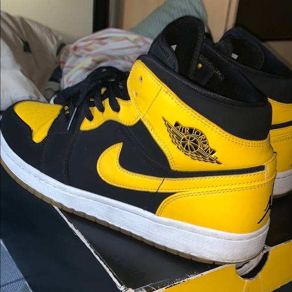 Black and yellow Jordan 1st - Picture 2 of 3